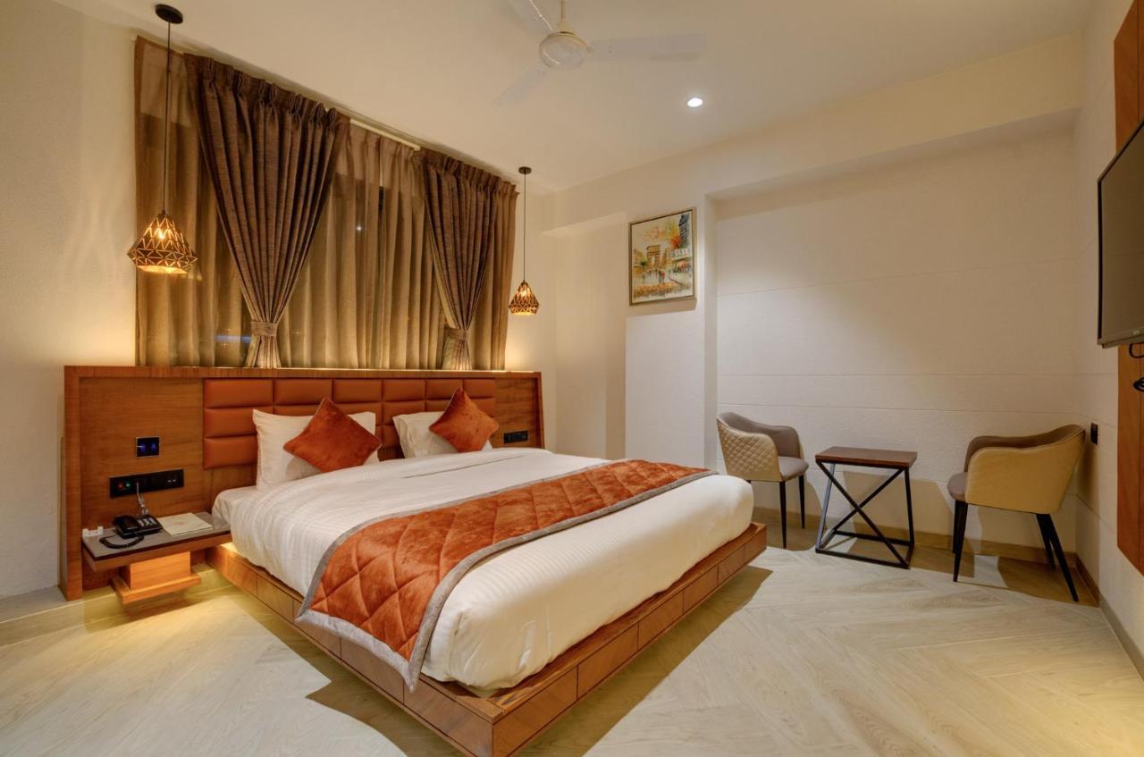 Hotel Diamond 26 Surat Exterior foto
