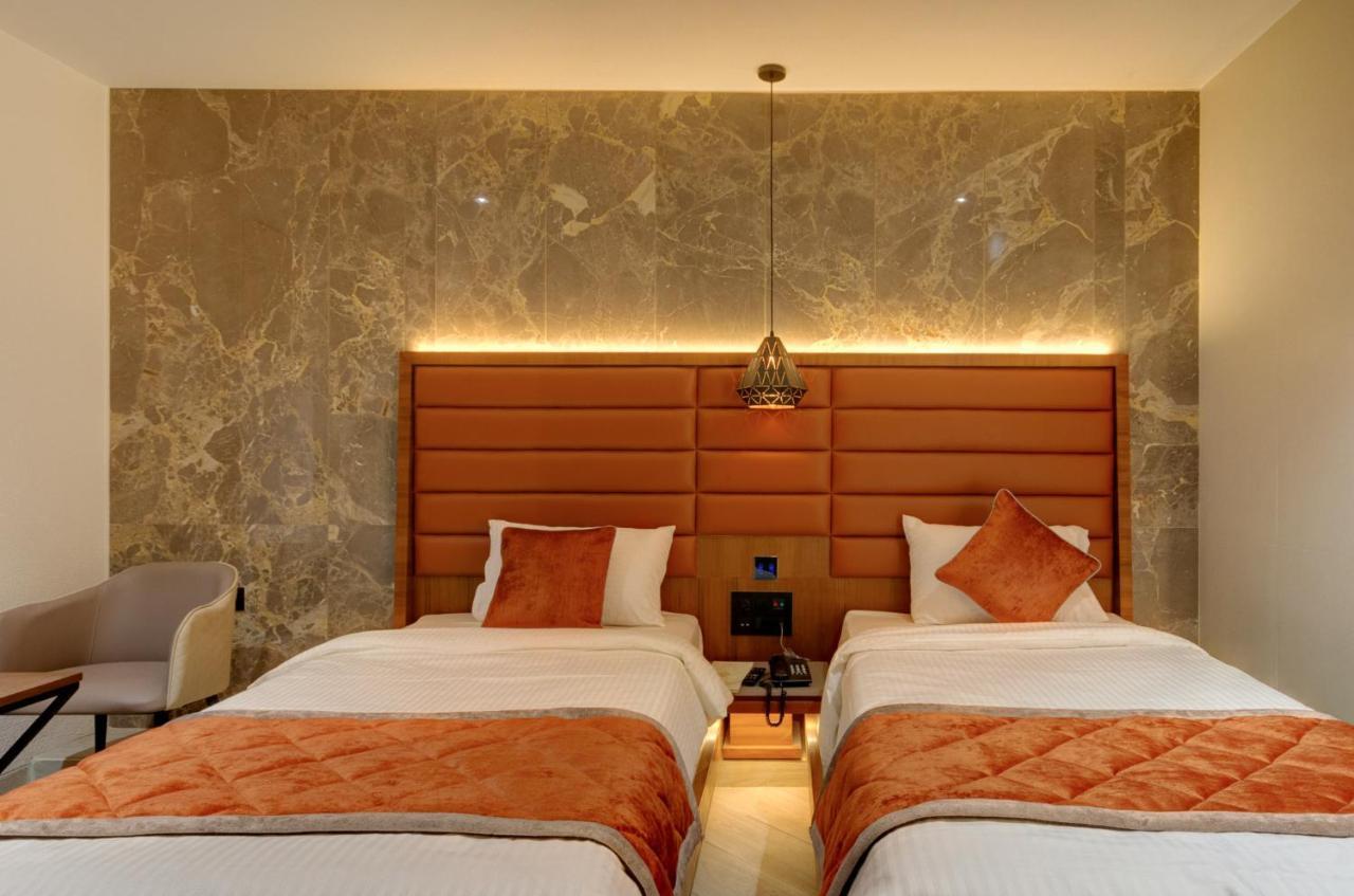 Hotel Diamond 26 Surat Exterior foto