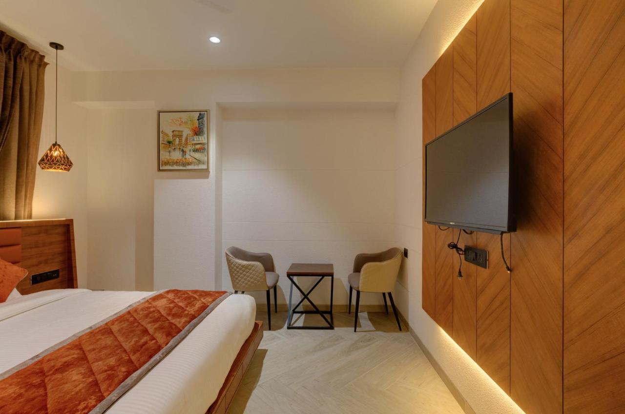 Hotel Diamond 26 Surat Exterior foto