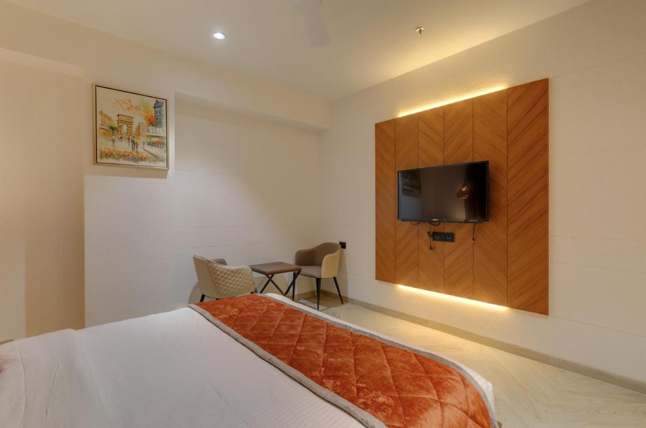 Hotel Diamond 26 Surat Exterior foto