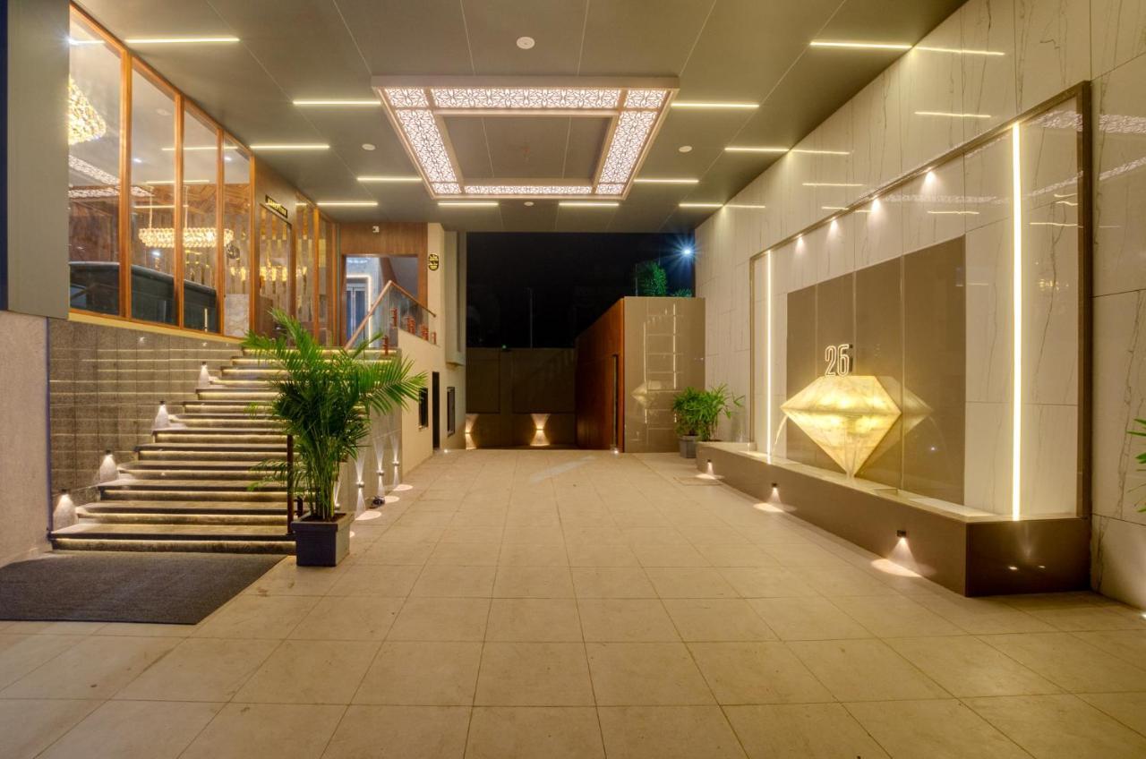 Hotel Diamond 26 Surat Exterior foto